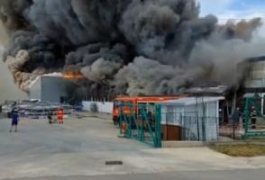 De la ce ar fi pornit incendiul de la fabrica de termopane de lângă Suceava. Au fost chemați pompieri şi voluntari din mai multe judeţe