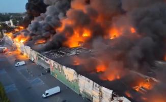 Incendiu devastator în Varşovia. Focul a făcut scrum un mall cu 1.400 de magazine: pompierii suspectează o mână criminală