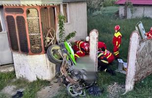 S-a urcat pe motor şi a condus spre moarte. Un tânăr din Suceava a pierit după ce a "zburat" într-un stâlp, un alt prieten e în stare gravă