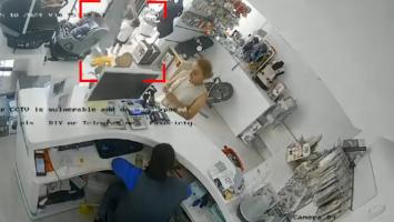Momentul în care o femeie îşi convinge copilul să fure o jucărie dintr-un magazin din Iaşi. Proprietara a publicat pe internet imaginile