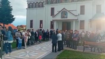 "Luptăm pentru el". Sute de enoriaşi au protestat pentru a-şi păstra preotul, în Maramureş . Bărbatul a fost părăsit de soţia şi a divorţat acum 4 ani