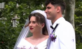 În ziua nunţii, un cuplu a ales un loc de vis pentru poze unice. Festivalul Florilor din Timişoara a adus la viaţă poveşti celebre