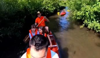Relaxare cu caiacul pentru voluntarii care au ajutat la ecologizarea Canalului Morii, în Reghin: "Eşti ca o raţă pe apă"