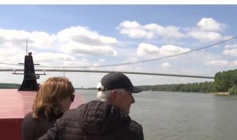 "Așa ceva nu vezi oricând". Podul de la Brăila, admirat de zeci de turiști de pe mijlocul Dunării. Cât costă aventura