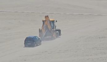 Un şofer teribilist a rămas cu maşina înţepenită în nisip, pe plaja din Eforie Nord. Cât l-ar putea costa tupeul