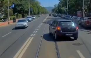 Momentul în care un şofer din Iaşi intră cu maşina pe linia de tramvai şi este lovit în plin de vatman