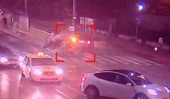Momentul în care un BMW spulberă şi aruncă în refugiul de tramvai un motociclist, după o şicanare în traficul din Iaşi