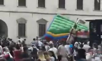 Două tobogane gonflabile "şi-au luat zborul" sub ochii părinţilor înmărmuriţi, la un festival din Oradea. Şase copii, răniţi uşor