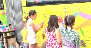 1 iunie Ziua Copilului. Autobuz pictat de zeci de prichindei, la Muzeul Astra din Sibiu. Unde va fi expus