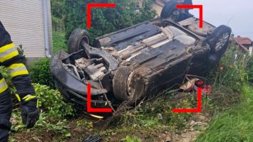 Accident groaznic în Suceava, după ce un șofer a pierdut controlul volanului și s-a răsturnat cu maşina. Trei victime, între care una în stare gravă