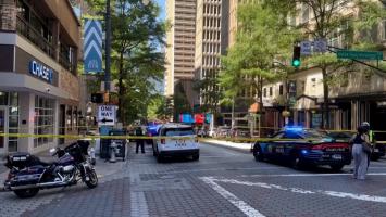Un recidivist a împuşcat trei persoane într-o zonă aglomerată din Atlanta, SUA. Un poliţist aflat în timpul liber l-a oprit pe atacator