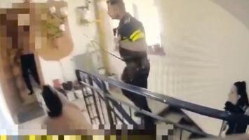 Bărbat din Craiova, ameninţat de poliţişti cu pistolul după ce le-a deschis uşa cu un cuţit în mână. Individul îşi agresase soţia, momentul filmat de agenţi