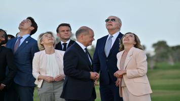 Un nou moment de rătăcire a lui Biden, la G7. Președintele, filmat când priveşte în altă direcţie, înainte de poza de grup