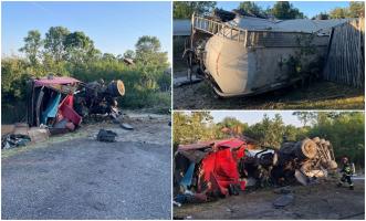Un cap tractor cu cisternă a făcut prăpăd pe un drum din Argeș. A rupt un stâlp de electricitate și s-a răsturnat într-o curte