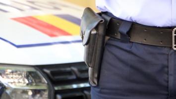 Un poliţist din Băile Herculane s-a împuşcat din greşeală în picior cu pistolul din dotare. Colegii l-au găsit într-o baltă de sânge