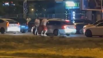 Scandal cu pumni şi înjurături la un semafor din Bucureşti. Un individ nervos a spart geamul altui şofer, care s-a baricadat în maşină 