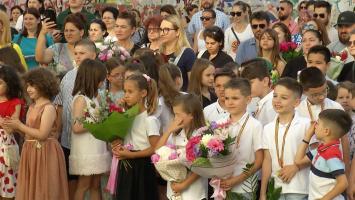 Două milioane de elevi intră oficial în vacanţa de vară. Serbările şi festivităţile i-au emoţionat până la lacrimi pe părinţi