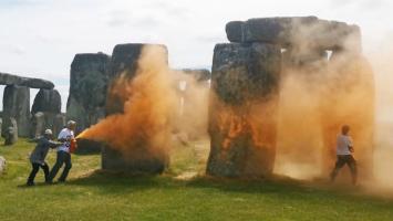 Monumentul Stonehenge, vandalizat de doi activiști de mediu. Au aruncat cu vopsea portocalie pe pietrele antice, apoi au fost arestați