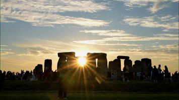 Mii de oameni s-au strâns la Stonehenge pentru a celebra solstițiul de vară. Ritualurile învăluite în mister prin care se marchează cea mai lungă zi din an