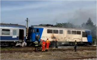 Panică într-un tren Regio, în Olt. Mai mulți călători au trăit spaima vieții, după ce o locomotivă a luat foc în mers. Un scurt circuit ar fi produs vâlvătaia