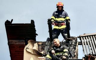 Fotografie emoţionantă cu doi pompieri gorjeni după o misiune în arșiță, la temperaturi aproape dublate de echipamentele de protecție