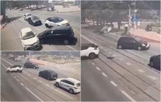 Momentul în care o mașină se izbește violent de o alta și se rostogolește pe șosea. Camerele au surpris greșeala șoferului din Iași