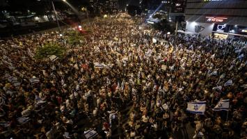 Protest cu peste 150.000 de oameni la Tel Aviv. Oamenii au paralizat orașul și au cerut din nou demisia lui Netanyahu: "Ministrul crimei"