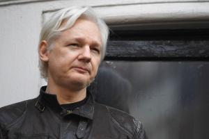 Julian Assange a părăsit Marea Britanie, după ce a ajuns la o înţelegere cu autorităţile. Fondatorul Wikileaks a fost închis cinci ani de zile
