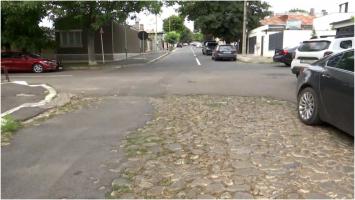 Orașul din România în care o stradă a fost asfaltată doar pe un sens, acum doi ani: "Noi băgăm banii în maşină"
