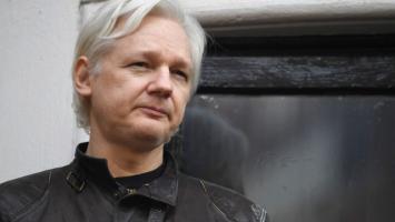 Julian Assange a părăsit Marea Britanie, după ce a ajuns la o înţelegere cu autorităţile. Fondatorul Wikileaks a fost închis cinci ani de zile