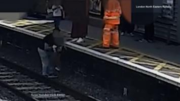 Copil de 3 ani, salvat în ultima clipă din calea unui tren. Momentul, surprins de camere