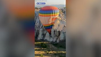 Momente de groază pentru 20 de turişti care zburau cu un balon cu aer cald, în Turcia. Aparatul a fost luat de vânt şi izbit de stânci