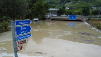 Trei oameni au sfârşit îngropaţi de vii, după o alunecare de teren provocată de ploile torenţiale în Elveţia. Furtunile au făcut prăpăd în toată ţara