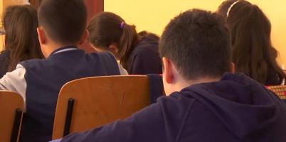 Acuzații grave la o școală din Galați. Un elev de clasa a V-a susține că a fost agresat de dirigintă. Directoarea dă vina tot pe copil