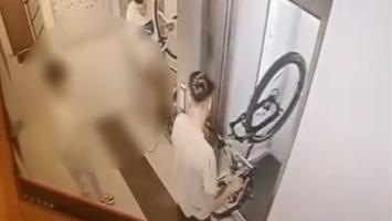 Doi tineri, filmaţi în timp ce fură câte o bicicletă dintr-un bloc din Sectorul 2. O femeie a aşteptat, fără să ştie, ca hoţii să scoată prada din lift