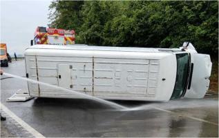 Microbuz care transporta mai mulți pasageri, accident pe DN1. S-a răsturnat după ce șoferul a condus cu viteză. Un copil și un adult, răniți