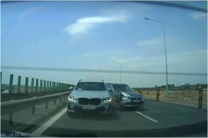 Momentul în care trei maşini se izbesc una dupa alta, pe Autostrada Soarelui. Accidentul în lanţ, surprins pe o cameră de bord