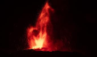 Vulcanul Etna a erupt din nou. Spectacolul de foc poate fi admirat cel mai bine pe timpul nopţii
