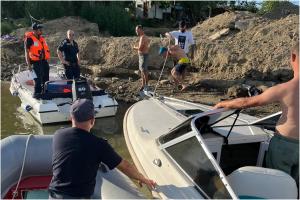 Cinci persoane naufragiate pe o barcă pe Dunăre, salvate în ultima clipă. Ambarcaţiunii i se defectase motorul în larg