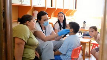 Un grup de medici le-a arătat copiilor din Constanţa cum să îşi păstreze dinţii sănătoşi şi cum să mestece corect