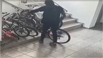 Bărbat de 37 de ani, filmat în timp ce fură o bicicletă din scara unui bloc din Capitală. A fost prins de polițiști cu "achiziția" de 3.500 de lei