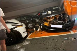 O şoferiţă a încurcat pedalele şi a lovit alte două maşini în parcarea mall-ului Sun Plaza din Bucureşti. Copiii ei au fost răniţi