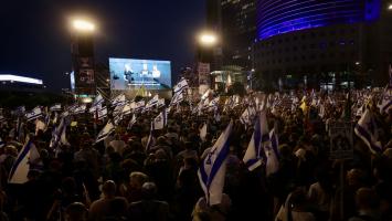 Proteste de amploare în Tel Aviv, Ierusalim şi Haifa. Mii de oameni îi cer lui Netanyahu să ajungă la un armistiţiu cu Hamas, înainte să plece în SUA