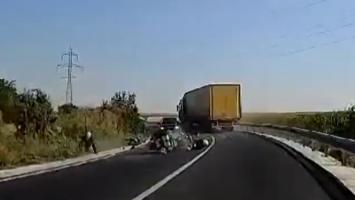 Momentul în care trei motocicliste se izbesc de TIR, pe un drum din Constanţa, a fost filmat. Tinerele se îndreptau către plaja Corbu