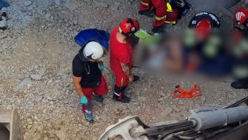 Muncitor căzut de pe barjă, în Portul Mineralier din Galaţi, sub privirile îngrozite ale colegilor