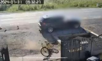 Biciclist spulberat de o şoferiţă şi aruncat la câţiva metri distanţă, pe o şosea din Argeş. O cameră de supraveghere a filmat momentul înfiorător