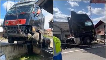 Şofer de TIR, la un pas de tragedie pe o şosea din Suceava. A pierdut controlul volanului şi s-a înfipt în peretele unei case