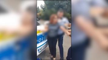 Supărată că i-au amendat fiul, o mamă din Bacău s-a luat la ceartă cu poliţiştii. Femeia, pusă la pământ şi încătuşată