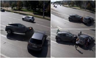 O maşină a luat foc după ce s-a ciocnit frontal cu o alta, pe un bulevard din Iaşi. O cameră de supraveghere a filmat accidentul