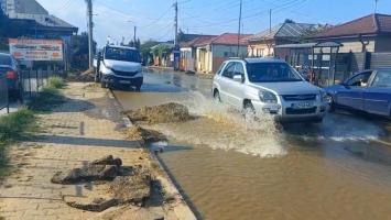 Mai multe cartiere din Buzău au rămas fără apă, după ce "Dorel" a spart din greşeală o conductă funcţională în timpul lucrărilor